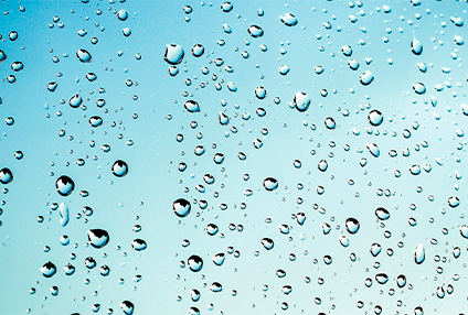 gotas de agua sobre una superficie hidrófoba