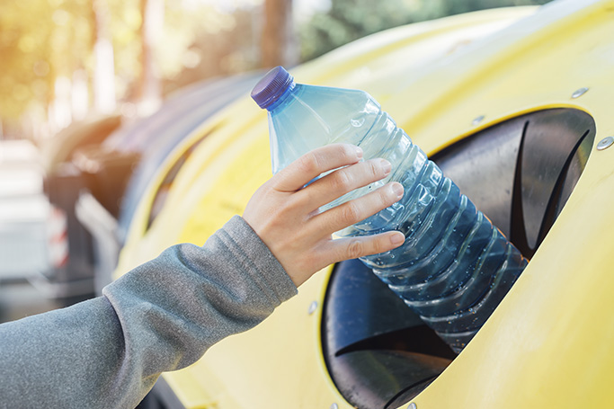 Botellas, cubiertos, bolsas… Este es el plástico desechable que