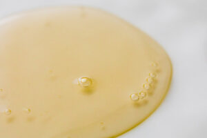 Tensioactivos catiónicos y ejemplos en la industria cosmética y de productos de limpieza