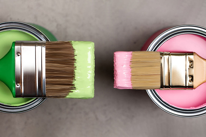 Dos botes de pinturas que incluyen polímeros y aditivos químicos especializados