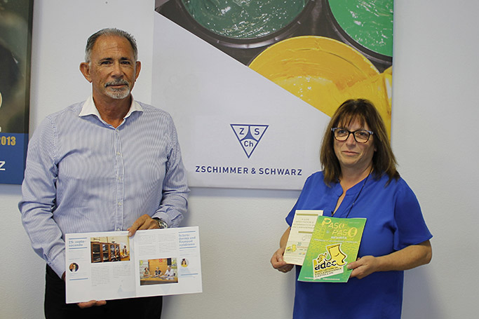 Juan Carlos González, presidente de ADEC, y Rosa Carda, de Zschimmer & Schwarz España, presentan el proyecto filantrópico