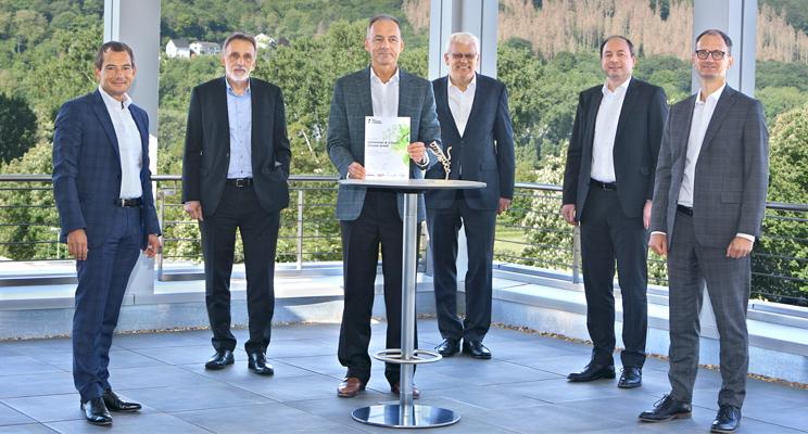 Los directores generales de Zschimmer & Schwarz, los accionistas reciben el premio del programa "Axia Best Managed Companies" de mano de los representantes de Axia y Deloitte