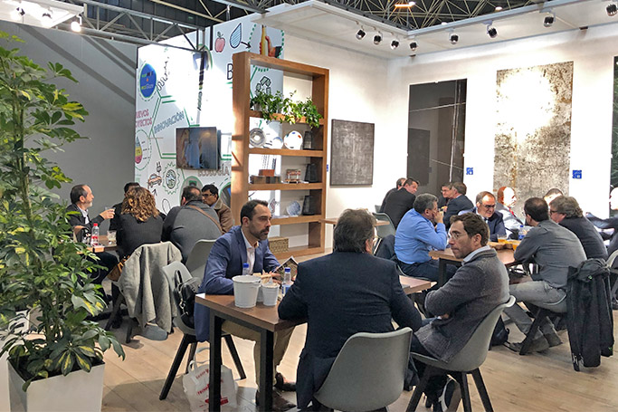 Personas reunidas en el estand de Zschimmer & Schwarz de Cevisama 2020