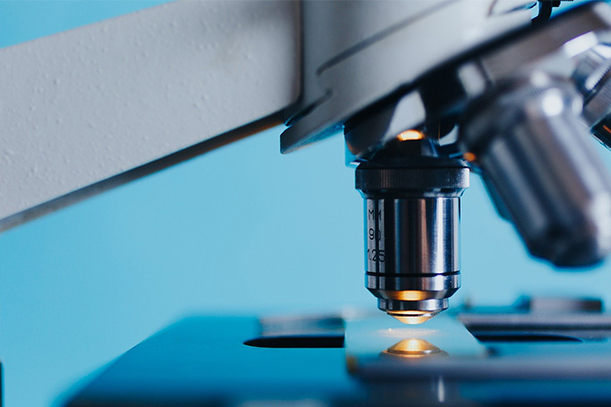 Un microscopio de laboratorio, uno de los instrumentos de laboratorio más útiles en la investigación científica y en la química