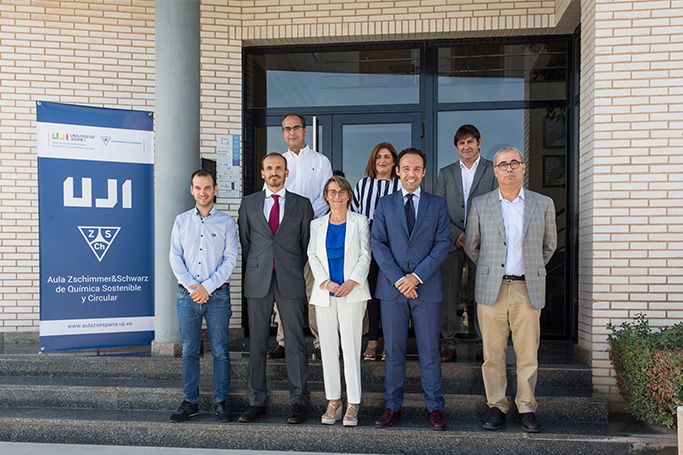 La rectora de la UJI, Eva Alcón, y los directores generales de Zschimmer & Schwarz España, Carlos Vivas y Pedro Hernández, firman el acuerdo de colaboración para crear la nueva Aula de Química Sostenible