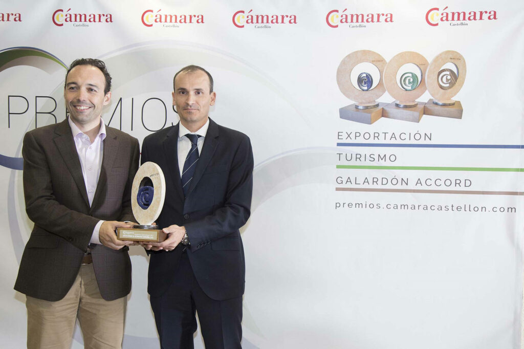 Carlos Vivas y Pedro Hernández, directores generales de Zschimmer & Schwarz España, reciben el premio a la Trayectoria Internacional (Exportación)