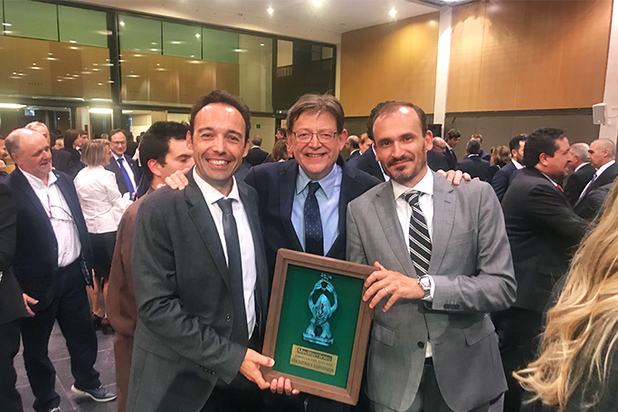 Los directores generales de Zschimmer & Schwarz España, Carlos Vivas y Pedro Hernández, posan con el President de la Generalitat Valenciana, Ximo Puig, y el galardón Iniciativa y Expansión de los Premios Empresa del Año 2019