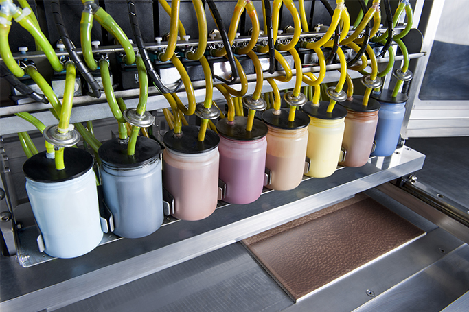 La parte de detrás de un plotter con botes de tinta para impresión digital cerámica con los diferentes colores cerámicos.