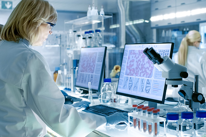 Una química mira la pantalla del ordenador en un laboratorio.