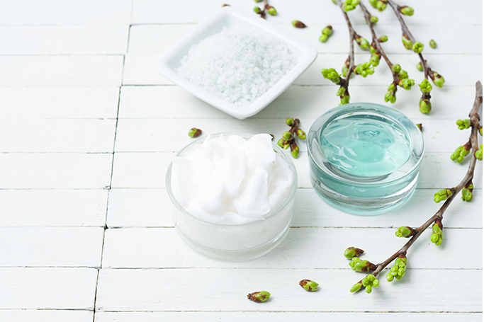 Tarros de crema en las que se utilizan diferentes tipos de emulsionantes