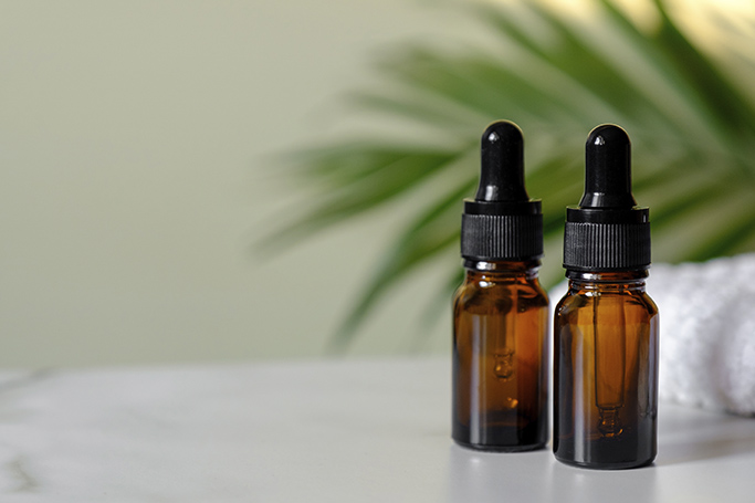 Dos envases con aceite de palma certificado por RSPO