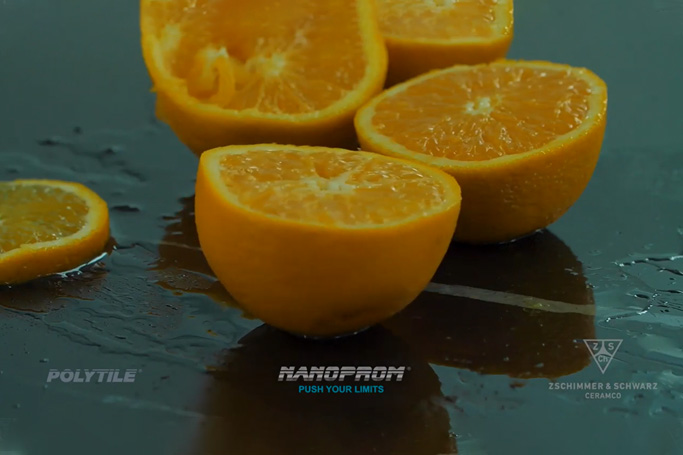 Superficie cerámica resistente al contacto con alimentos e instrumentos de cocina.