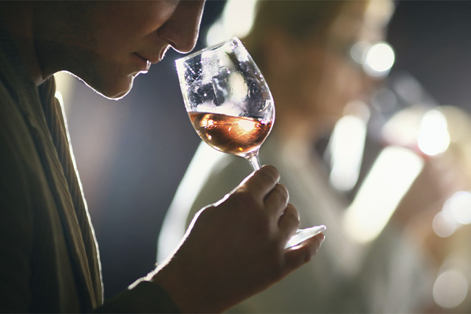 Un hombre percibe el aroma del vino durante una cata de vinos