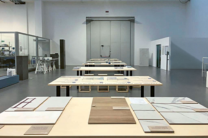 Diferentes materiales ceramicos sobre una mesa en el laboratorio de I+D (innovación y desarrollo) de la empresa quimica Zschimmer & Schwarz Ceramco
