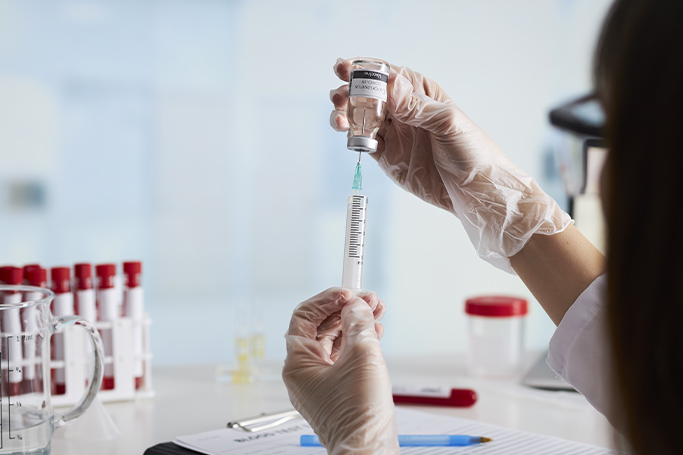 Una doctora prepara una vacuna covid