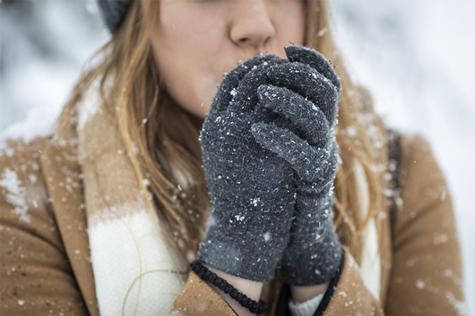 Mujer vestida de invierno con piel bonita
