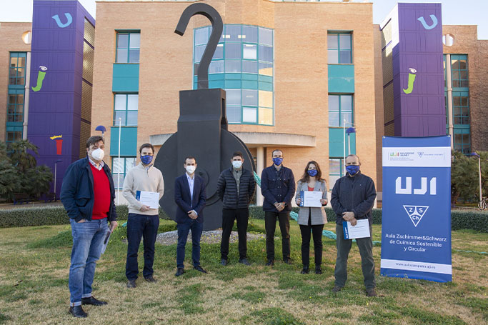 Los dos estudiantes premiados y sus respectivos tutores posan enfrente de la Universitat Jaume I con los representantes de Zschimmer & Schwarz España y del Aula Z&S de Química Sostenible y Circular