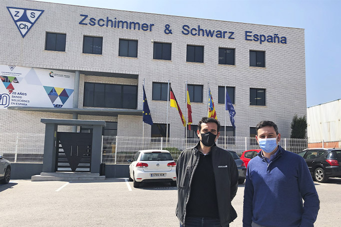 Javier Parra, de Zschimmer & Schwarz España, y Andrés López, de Elektrosol, firman el contrato para la instalación de la planta solar de autoconsumo