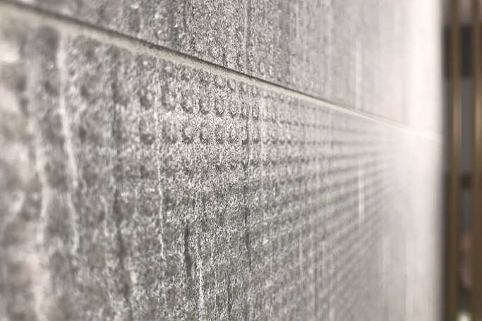 Pieza cerámica hecha con tecnología inkjet, con tintas digitales, granillas y cola digital para cerámica