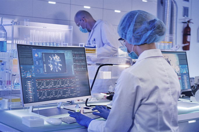 Científicos en un laboratorio estudian las nuevas variantes del coronavirus