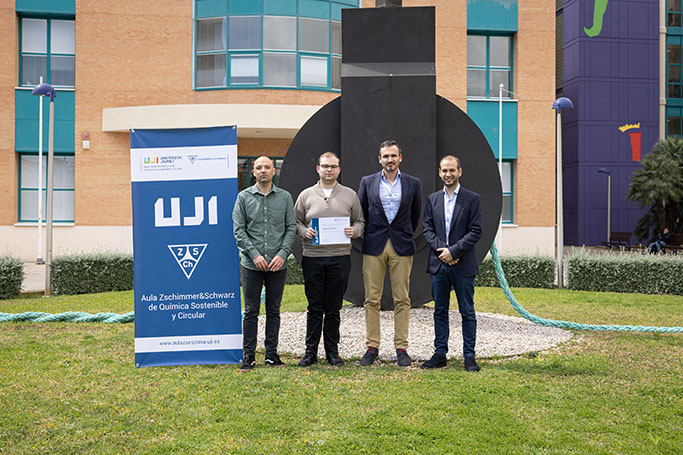 El estudiante galardonado junto con representantes de Zschimmer & Schwarz España y de la Universitat Jaume I