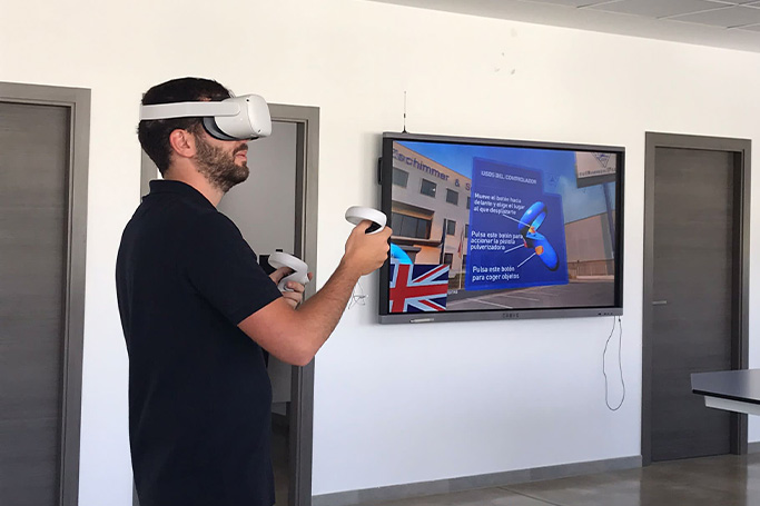 Un usuario prueba la experiencia de realidad virtual StartExperience en las instalaciones de la empresa de química industrial Zschimmer & Schwarz España en Vila-real