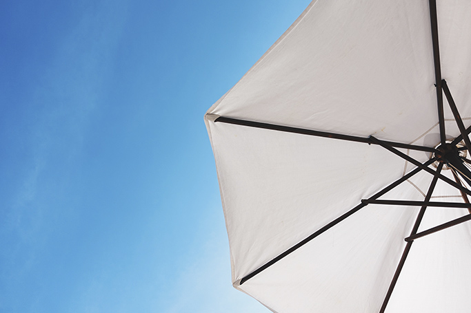 Una sombrilla en la playa para proteger a las personas de la radiacion solar