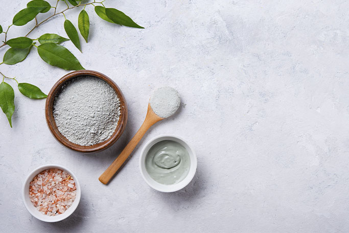 Tres recipientes con diferentes tipos de cosmeticos solidos y en polvo