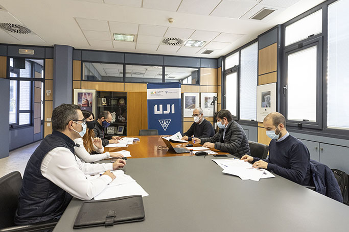 Comisión mixta de seguimiento del Aula Zschimmer & Schwarz. Participan representantes de la Universitat Jaume I y de la empresa de productos quimicos