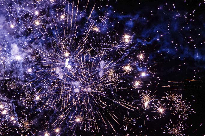 Explosión de dinamita en un cielo oscuro