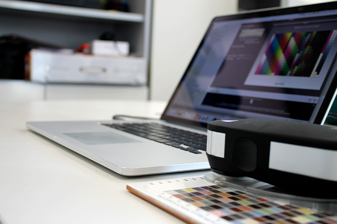 Espectrofotómetro y ordenador portátil para gestión de color para impresión cerámica