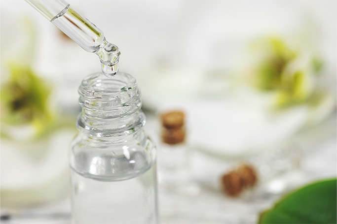 Frasco con líquido transparente para certificaciones de cosmetica natural