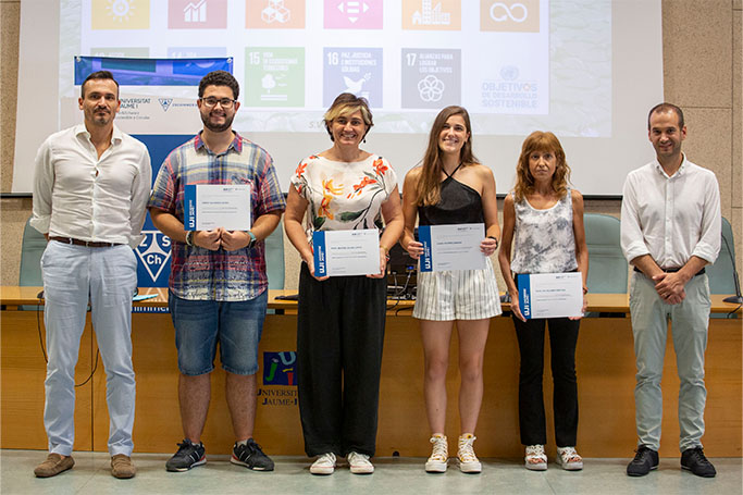 Los ganadores de los premios del Aula Zschimmer & Schwarz de Química Sostenible y Circular posan junto a los representantes de la empresa química