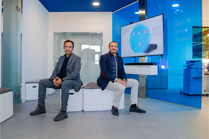 Los gerentes de Zschimmer & Schwarz España, Carlos Vivas y Pedro Hernández, sentados en el hall de la empresa química