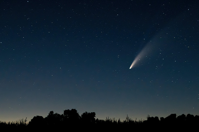 Un cometa deja su estela en el cielo