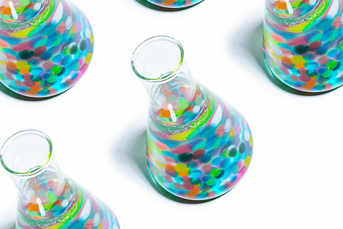 Matraces de vidrio con líquidos de colores