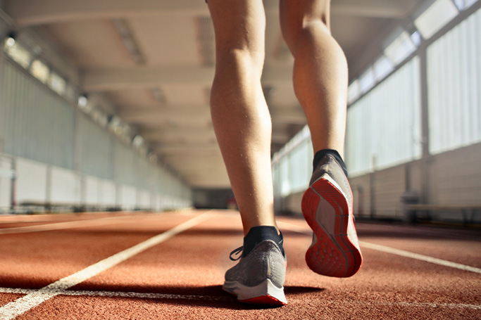 ejemplos de quimica en el deporte, como el corredor en la pista de atletismo