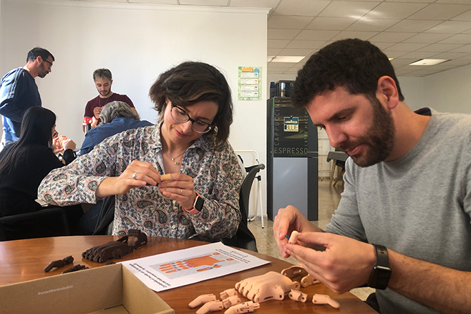 Dos miembros del equipo de Zschimmer & Schwarz España ensamblado las prótesis hechas con impresoras 3D