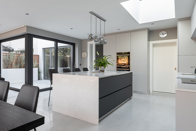 Vivienda decorada con azulejos de gran formato