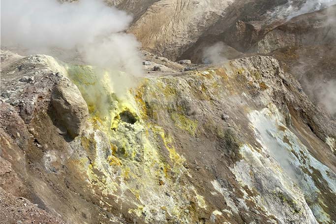 Depósito de azufre en una región volcánica