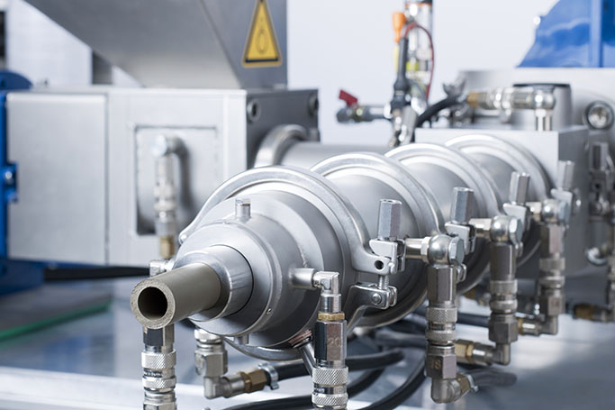 Maquinaria utilizada para el conformado de cerámica técnica con pasta cerámica de poca plasticidad