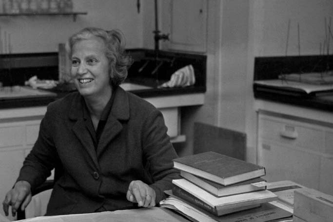 Dorothy Crowfoot Hodgkin en su estudio