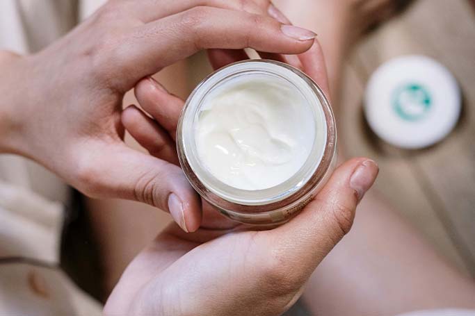 Las cremas cosméticas incluyen emolientes para aportar una mayor hidratación y suavidad a la piel, además de beneficios extra.