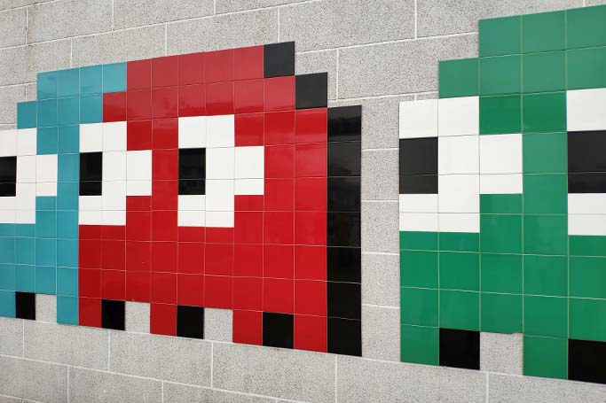 Piezas de cerámica con forma de comecocos