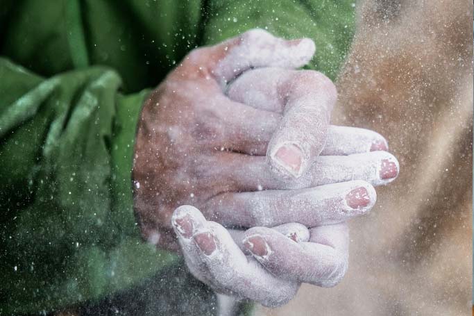 Manos manchadas de polvos de talco