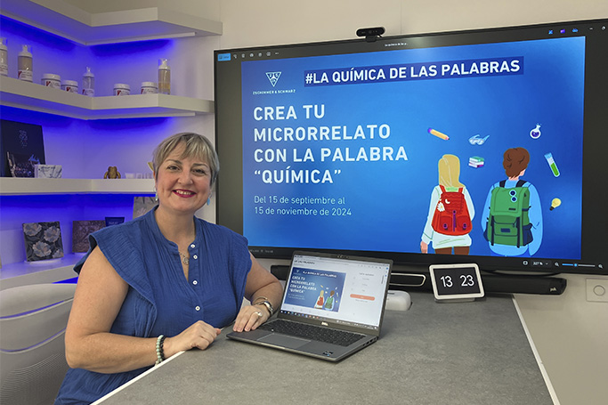 Lluïsa Lladó y el cartel del concurso de microrrelatos "La Química de las Palabras"